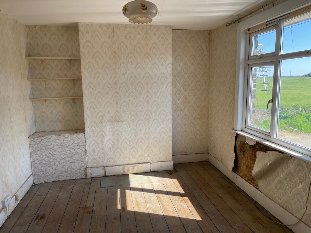 Lot: 63 - TERRACE HOUSE FOR IMPROVEMENT - bedroom